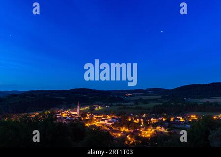 Vue panoramique sur la ville de Zell en Allemagne, Bavière, Haut-Palatinat la nuit avec ciel étoilé et nuages Banque D'Images