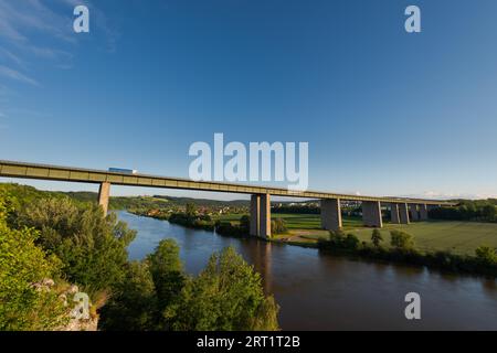 Pont allemand Autobahn pour l'autoroute A3 sur le danube près de Regensburg avec des voitures en mouvement dans l'après-midi lumière dorée le jour d'été clair Banque D'Images