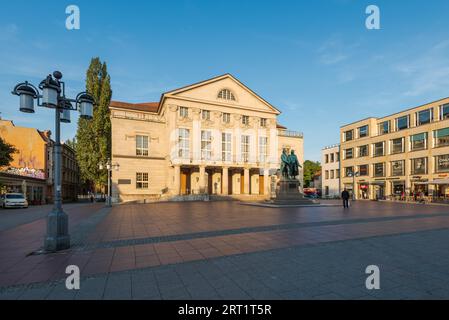 Théâtre national allemand et Staatskapelle Weimar à Theaterplatz le matin avec soleil et ciel bleu Banque D'Images