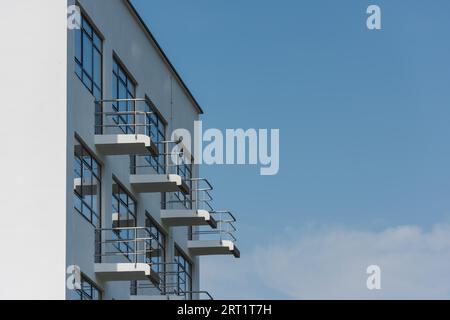 Petits balcons sur le bâtiment Bauhaus à Dessau sur clair jour avec ciel bleu Banque D'Images