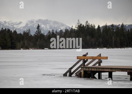 Nez-pièce en bois barré sur lac gelé dans la haute-Bavière avec Alpes en arrière-plan en hiver avec de la neige Banque D'Images