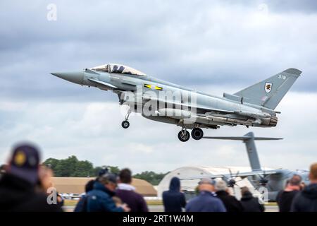Eurofighter Typhoon FGR.4 «ZK319» arrivant à la RAF Fairford pour se garer dans le Royal International Air Tattoo 2023. Banque D'Images
