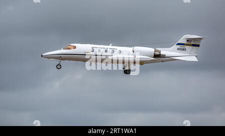 United States Air Force - Learjet 35 C-21a, arrivant à la RAF Fairford pour prendre le stationnement dans le Royal International Air Tattoo 2023. Banque D'Images