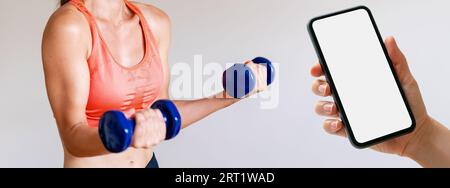Bannière sportive, téléphone intelligent avec écran blanc blanc et athlète féminine avec des haltères dans ses mains. Banque D'Images