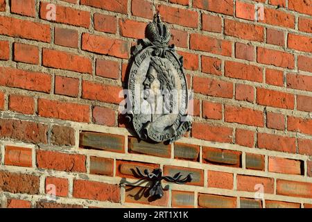 Kaliningrad, Russie, 30 septembre 2020 : signe commémoratif en l'honneur de Pierre 1 sur le mur de la cathédrale Koenigsberg Banque D'Images