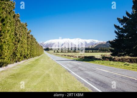 La vue le long d'une autoroute vers le Mont Hutt dans la campagne de Canterbury en Nouvelle-Zélande Banque D'Images