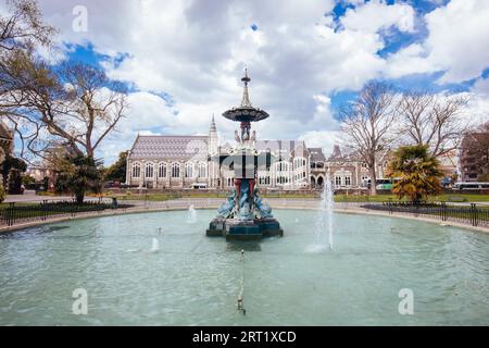 L'historique Peacock Fountain par une chaude journée de printemps dans les jardins botaniques de Christchurch en Nouvelle-Zélande Banque D'Images