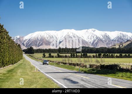 La vue le long d'une autoroute vers le Mont Hutt dans la campagne de Canterbury en Nouvelle-Zélande Banque D'Images