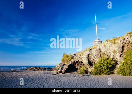 Grotte Rock et croix commémorative à Sumner Beach à Christchurch en Nouvelle-Zélande Banque D'Images