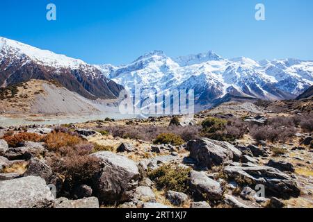 L'emblématique randonnée d'une demi-journée sur Hooker Valley Track au Mont Cook en Nouvelle-Zélande. Voici le lac Mueller et le mont Sefton Banque D'Images