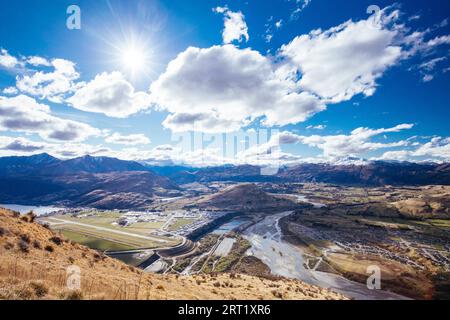 La vue sur Queenstown et le lac Hayes depuis les Remarkables lors d'une journée de printemps ensoleillée en Nouvelle-Zélande Banque D'Images