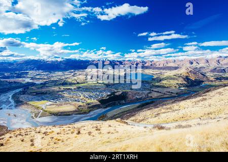 La vue sur Queenstown et le lac Hayes depuis les Remarkables lors d'une journée de printemps ensoleillée en Nouvelle-Zélande Banque D'Images