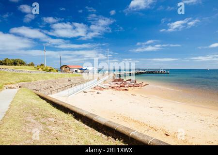 Cowes Foreshore et sa jetée emblématique et sa plage lors d'une chaude journée d'été à Philip Island, Australie Banque D'Images