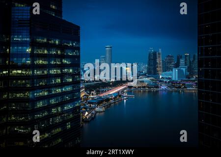 Vue de nuit sur Marina Bay urbaine et gravissime à Singapour Banque D'Images