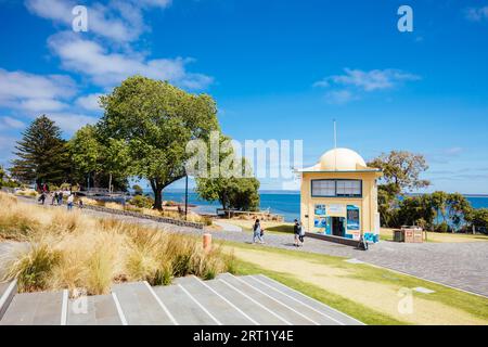 Cowes, Australie, décembre 8 2019 : Cowes Foreshore et sa jetée emblématique et sa plage par une chaude journée d'été à Philip Island, Australie Banque D'Images