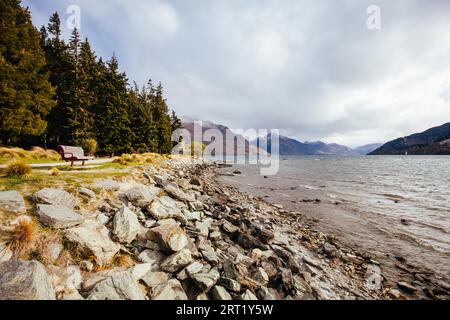 Vue sur le lac Wakatipu depuis les jardins de Queenstown par une journée ensoleillée de printemps en Nouvelle-Zélande Banque D'Images