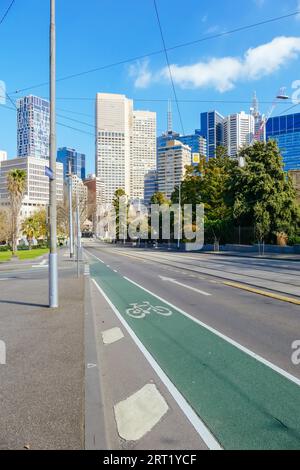 Melbourne, Australie, août 10 2020 : MacArthur St à Melbourne est calme et vide pendant la pandémie de coronavirus et le confinement associé Banque D'Images