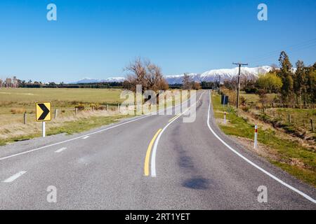 La vue le long d'une autoroute vers le Mont Hutt dans la campagne de Canterbury en Nouvelle-Zélande Banque D'Images