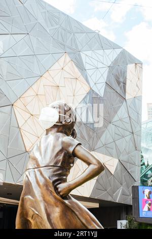 Melbourne, Australie, 10 octobre 2020 : Federation Square et une statue masquée de Fearless Girl à Melbourne est calme et vide pendant le Banque D'Images