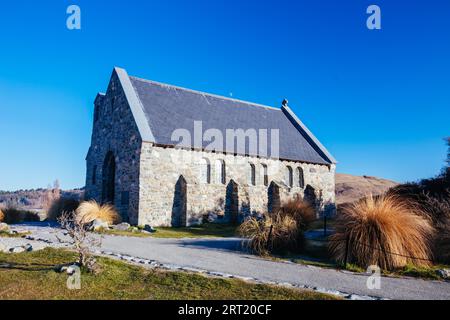 Majestueux lac Tekapo et église du bon Pasteur au lever du soleil par un matin frais de printemps en Nouvelle-Zélande Banque D'Images