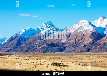 La route 80 vers le village de Mt Cook le long du lac Pukaki lors d'une journée de printemps claire à Canterbury, en Nouvelle-Zélande Banque D'Images