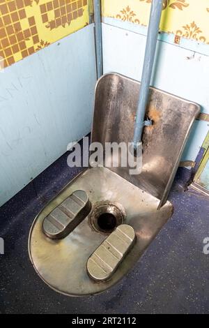 Jodhpur, Inde, 8 décembre 2019 : une toilette de style indien dans un train indien Banque D'Images