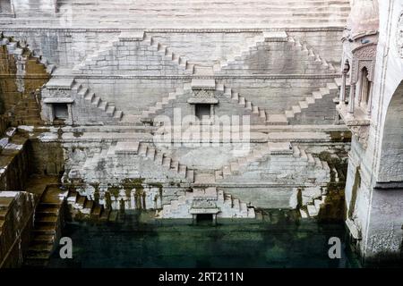 Jodhpur, Inde, 8 décembre 2019 : le Stepwell historique Toorji Ka Jhalra dans le centre historique de la ville Banque D'Images