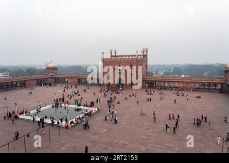Delhi, Inde, 04 décembre 2019 : vue de l'une des portes d'entrée de Jama Masjid et des gens sur la place Banque D'Images