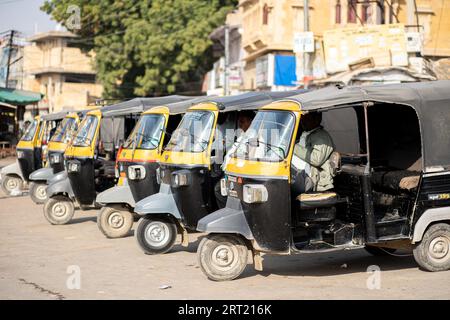 Jaisalmer, Inde, 6 décembre 2019 : une rangée de tuk tuks stationnés Banque D'Images