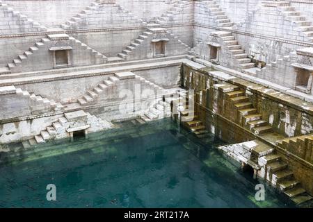 Jodhpur, Inde, 8 décembre 2019 : le Stepwell historique Toorji Ka Jhalra dans le centre historique de la ville Banque D'Images