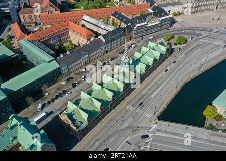 Copenhague, Danemark, 7 mai 2020 : vue aérienne par drone de l'ancien bâtiment de la bourse appelé Borsen Banque D'Images