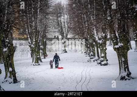 Copenhague, Danemark, 06 janvier 2021 : les gens profitent d'une journée d'hiver enneigée dans les jardins de Frederiksberg Banque D'Images