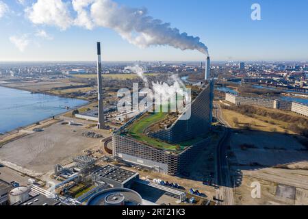 Copenhague, Danemark, le 05 mars 2021 : vue aérienne par drone d'Amager Bakke, une centrale de production de déchets avec une piste de ski au sommet Banque D'Images