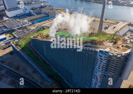 Copenhague, Danemark, le 05 mars 2021 : vue aérienne par drone d'Amager Bakke, une centrale de production de déchets avec une piste de ski au sommet Banque D'Images