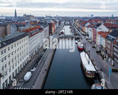 Copenhague, Danemark, 07 avril 2020 : vue aérienne par drone du célèbre quartier de Nyhavn dans le centre historique de la ville Banque D'Images