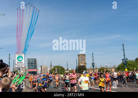 Gateshead, Royaume-Uni. 10 septembre 2023. Great North Run 2023. Des flèches rouges survolent Tyne Bridge alors que les coureurs participent au semi-marathon, Credit : Hazel Plater/Alamy Live News Banque D'Images