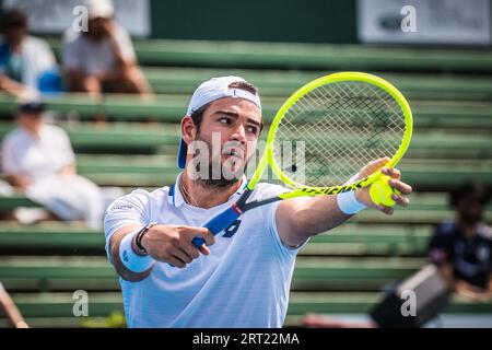 MELBOURNE, AUSTRALIE, le 15 JANVIER 2020 : Matteo Berrettini (ITA) sert à Marc Polmans (AUS) au AgBioEn Kooyong Classic le jour 2 à Melbourne Banque D'Images