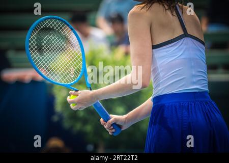 MELBOURNE, AUSTRALIE, le 14 JANVIER 2020 : Maria Sharapova (RUS) sert à Laura Siegemund (GER) dans le AgBioEn Kooyong Classic le jour 1 à Melbourne Banque D'Images