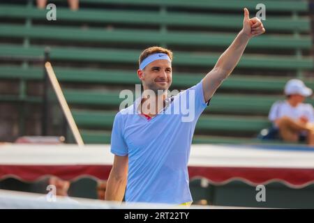 MELBOURNE, AUSTRALIE, le 14 JANVIER 2020 : Grigor Dimitrov (BUL) fait signe à la foule après avoir battu Borna Coric (CRO) au AgBioEn Kooyong Classic On Banque D'Images