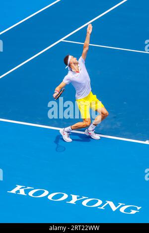 MELBOURNE, AUSTRALIE, le 16 JANVIER 2020 : Grigor Dimitrov (BUL) sert à Nick Kyrgios (AUS) au AgBioEn Kooyong Classic le jour 3 à Melbourne Banque D'Images