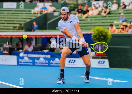 MELBOURNE, AUSTRALIE, le 15 JANVIER 2020 : Matteo Berrettini (ITA) fait un revers à Marc Polmans (AUS) à l'AgBioEn Kooyong Classic le jour 2 Banque D'Images