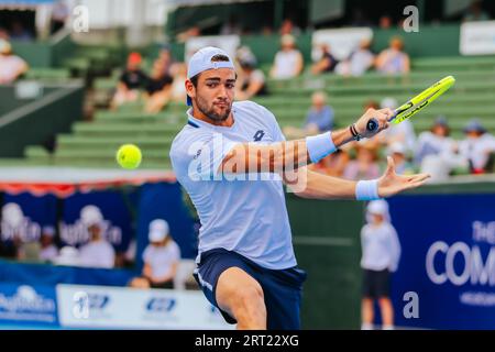 MELBOURNE, AUSTRALIE, le 15 JANVIER 2020 : Matteo Berrettini (ITA) fait un revers à Marc Polmans (AUS) à l'AgBioEn Kooyong Classic le jour 2 Banque D'Images