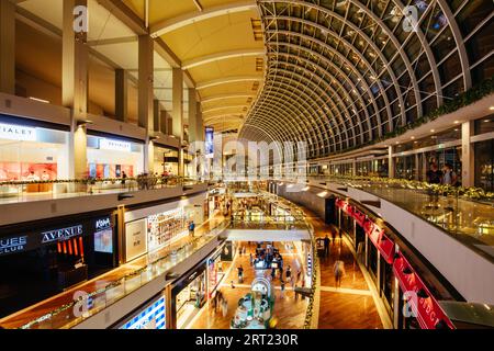 Marina Bay, Singapour, 25 novembre 2019, l'intérieur du complexe commercial Marina Bay Sands près de Noël avec des décorations Banque D'Images