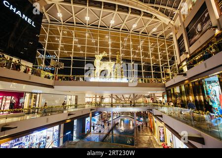 Marina Bay, Singapour, 25 novembre 2019, l'intérieur du complexe commercial Marina Bay Sands près de Noël avec des décorations Banque D'Images