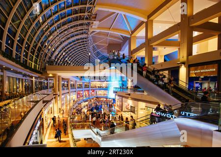 Marina Bay, Singapour, 25 novembre 2019, l'intérieur du complexe commercial Marina Bay Sands près de Noël avec des décorations Banque D'Images