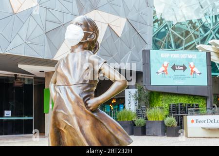 Melbourne, Australie, 10 octobre 2020 : Federation Square et une statue masquée de Fearless Girl à Melbourne est calme et vide pendant le Banque D'Images