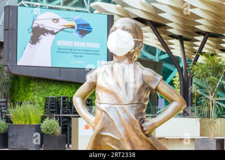 Melbourne, Australie, 10 octobre 2020 : Federation Square et une statue masquée de Fearless Girl à Melbourne est calme et vide pendant le Banque D'Images