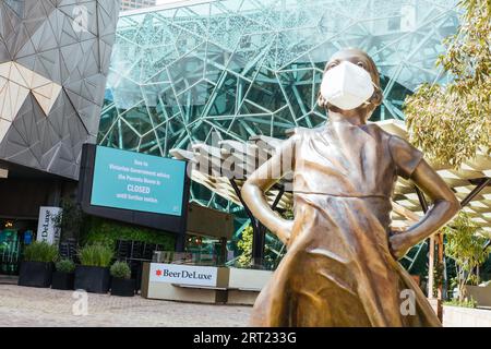 Melbourne, Australie, 10 octobre 2020 : Federation Square et une statue masquée de Fearless Girl à Melbourne est calme et vide pendant le Banque D'Images