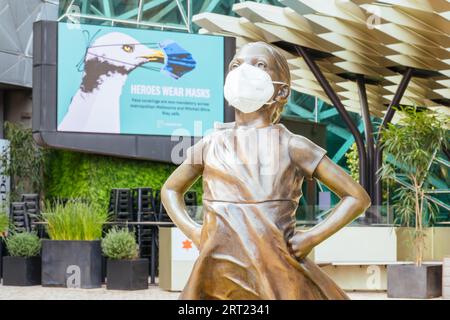 Melbourne, Australie, 10 octobre 2020 : Federation Square et une statue masquée de Fearless Girl à Melbourne est calme et vide pendant le Banque D'Images