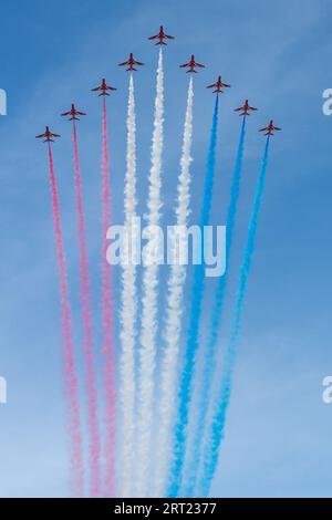 Gateshead, Royaume-Uni. 10 septembre 2023. Great North Run 2023. Des flèches rouges survolent Tyne Bridge alors que les coureurs participent au semi-marathon, Credit : Hazel Plater/Alamy Live News Banque D'Images